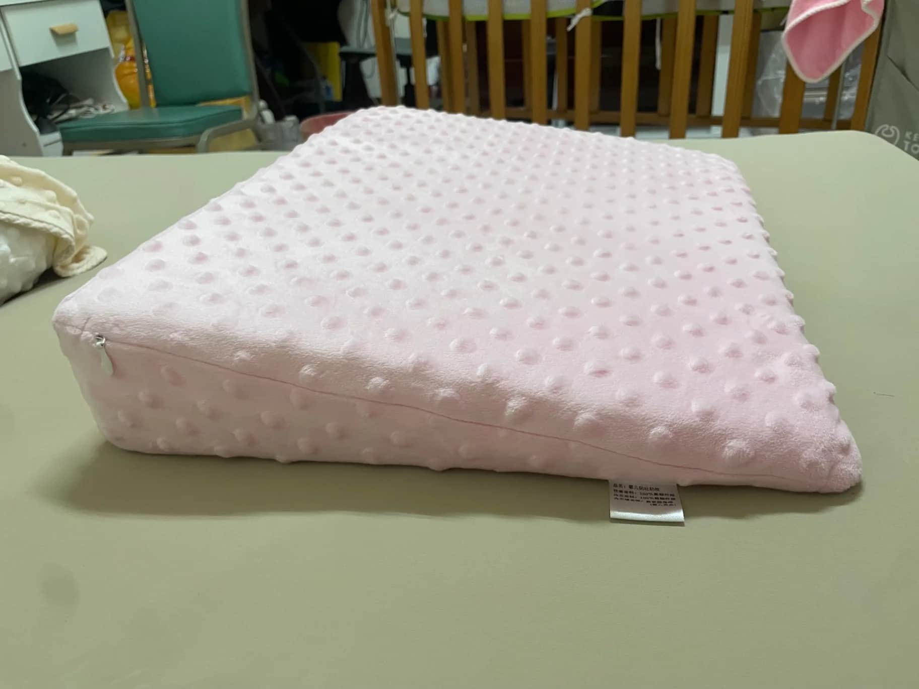 嬰兒防吐奶斜坡枕